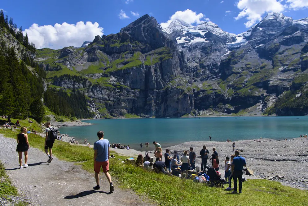 Der Oeschinensee ist ein beliebtes Ausflugsziel und Fotosujet.