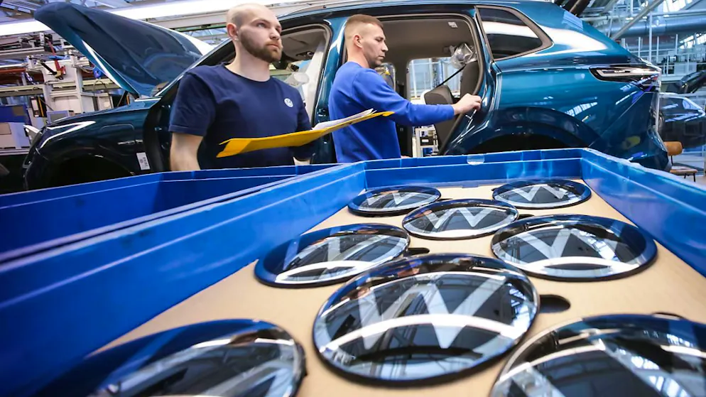 Beim VW-Konzern sprudeln die Einnahmen aus China nicht mehr so üppig wie früher. Und auch Kosten für die Umstrukturierung des Unternehmens belasten das Ergebnis. (Symbolbild)