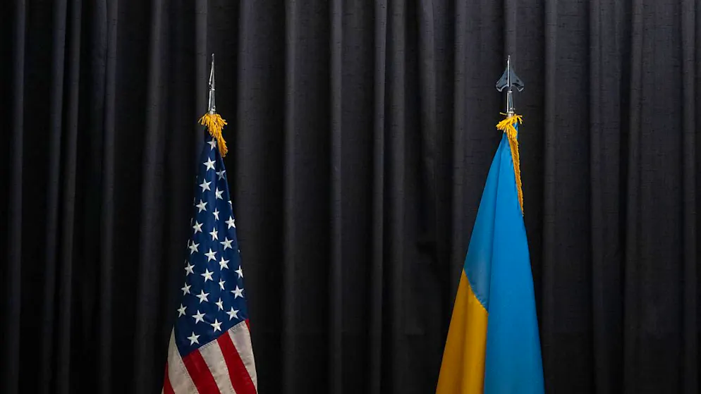 ARCHIV - Die Flaggen der USA (l) und der Ukraine während der Konferenz zum Ukraine-Krieg auf dem US-Luftwaffenstützpunkt Ramstein. Foto: Boris Roessler/dpa/Archivbild