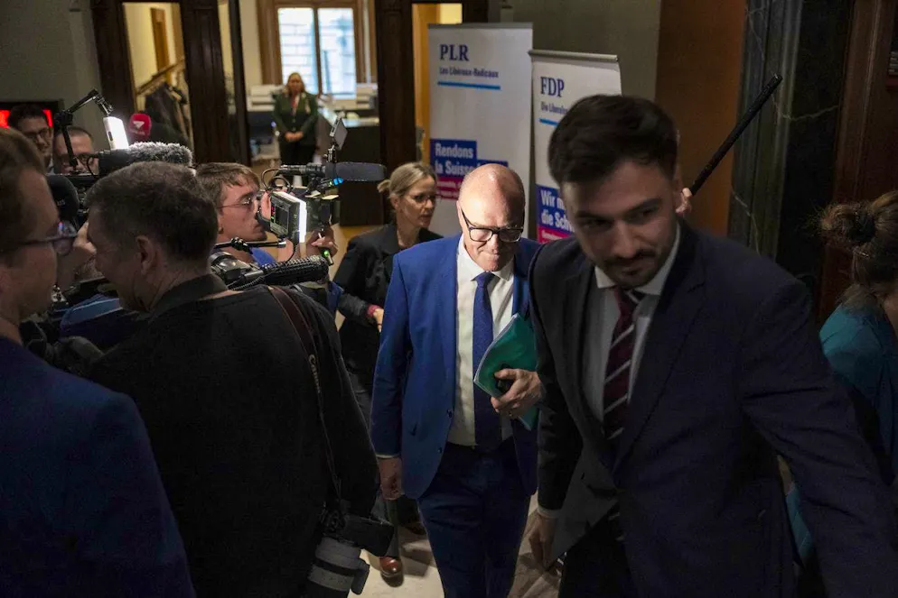 Hearing marathon a week ago: Martin Pfister on his way from the FDP hearing to the SVP hearing.