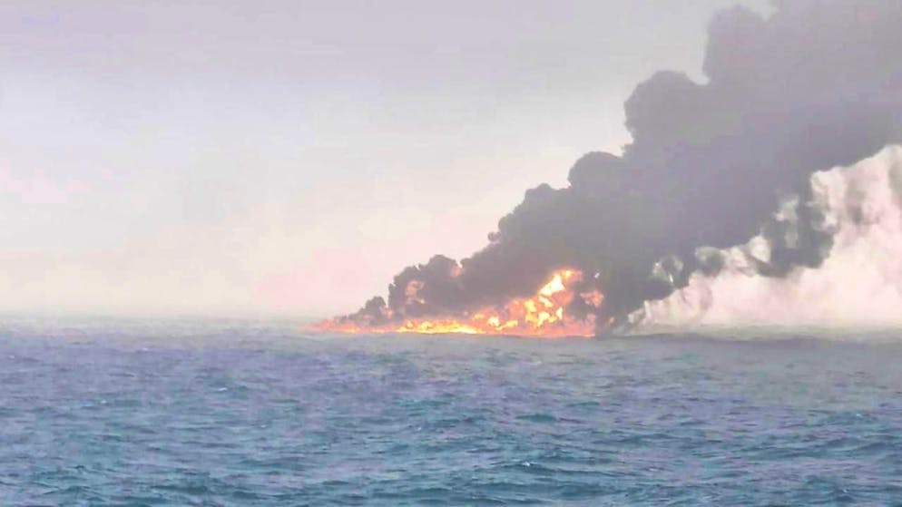 dpatopbilder - HANDOUT - An oil tanker is on fire in the North Sea near the British coast. Photo: -/Bartek Smialek/AP/dpa - ATTENTION: For editorial use only in connection with current reporting within the next 14 days and only with full reference to the above credit