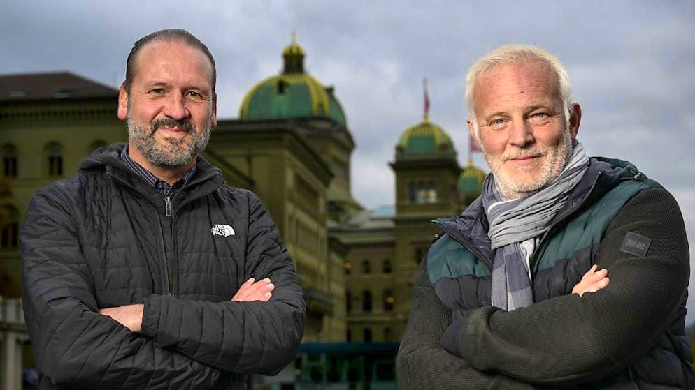 Marc Voltenauer (right) and Nicolas Feuz (left) regularly storm the bestseller lists in French-speaking Switzerland with their own crime novels. Now they have worked together for the first time. The result is a fast-paced political thriller about Switzerland, which is shaken all the way to the Federal Palace.
