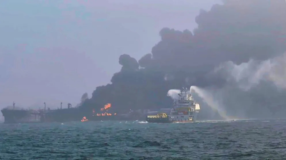 HANDOUT - Das Bild zeigt den Rauch, der von einem Schiff aufsteigt. Ein Öltanker steht in der Nordsee nahe der britischen Küste in Flammen. Die «Stena Immaculate» kollidierte am Vormittag aus bislang nicht geklärter Ursache mit dem Frachtschiff «Solong» und geriet in Brand. Foto: -/Bartek Smialek/AP/dpa - ACHTUNG: Nur zur redaktionellen Verwendung im Zusammenhang mit der aktuellen Berichterstattung innerhakb der nächsten 14 Tage und nur mit vollständiger Nennung des vorstehenden Credits