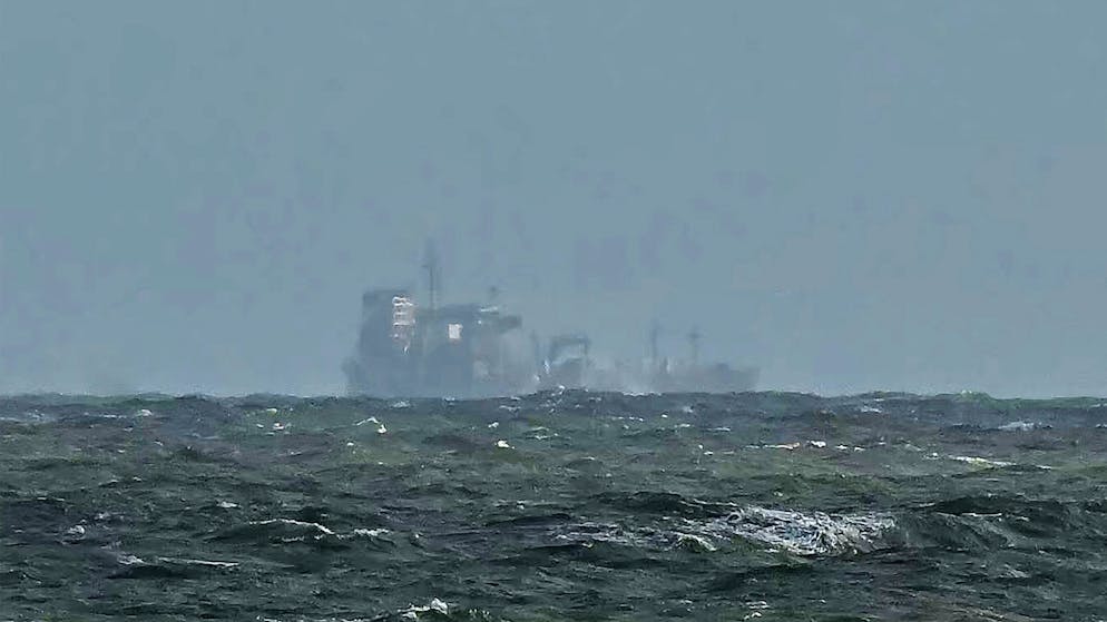 Collision en mer du Nord. Les deux navires toujours en feu