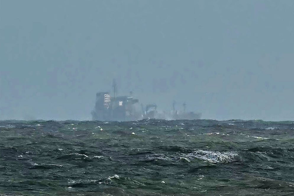 Le pétrolier Stena Immaculate qui est entré en collision avec le porte-conteneurs Solong apparaît à distance au large de Withernsea, à l'est de l'Angleterre, le 11 mars 2025.