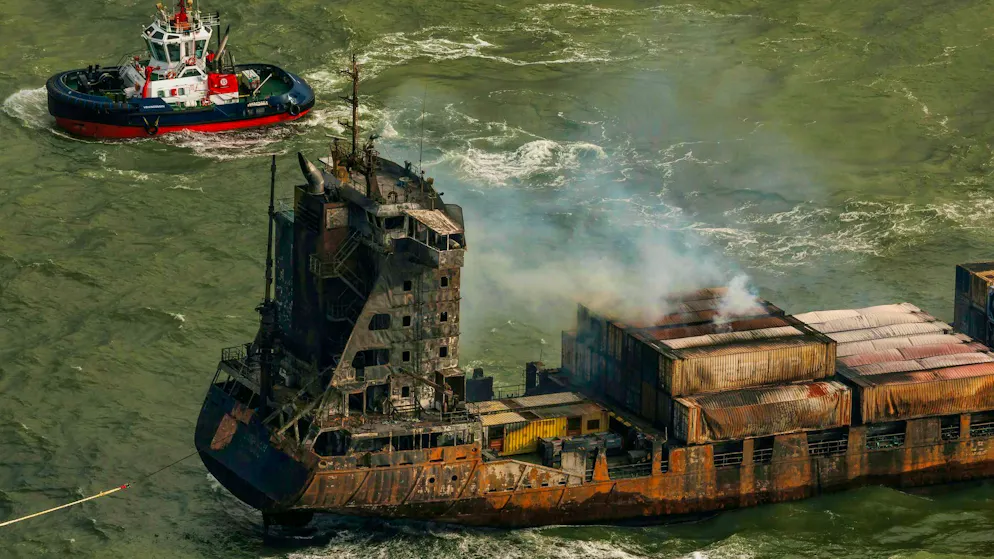 Shipwreck in the North Sea: Is an environmental disaster looming? - Gallery. Smoke on the cargo ship "Solong" after the collision of two ships in the North Sea.