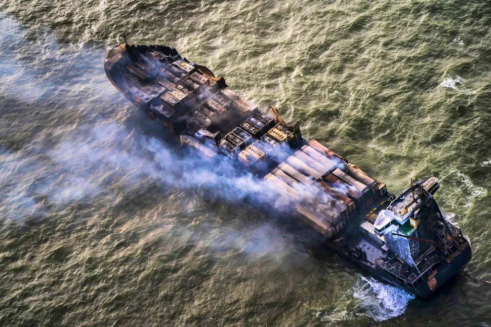 Shipwreck in the North Sea: Is an environmental disaster looming? - Gallery. The "Solong" burned out in many places.