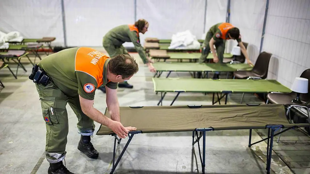 Civil protection officers on duty at a refugee shelter. If the Civil Defense is short of staff, civilian service personnel will be called in to help out in future. Parliament has approved this. (Archive image)