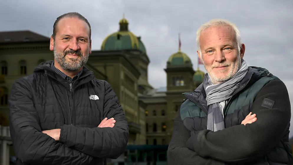 Marc Voltenauer (r.) und Nicolas Feuz (l.) stürmen mit ihren je eigenen Krimis in der Westschweiz regelmässig die Bestsellerlisten. Jetzt haben sie erstmals zusammen gearbeitet. Herausgekommen ist ein rasanter Politthriller über die Schweiz, die bis ins Bundeshaus erschüttert wird.