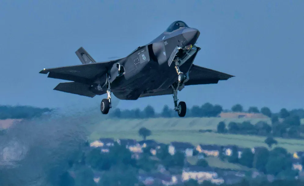 Un avion de combat de type F-35 de l'US Air Force décolle de la base aérienne américaine de Spangdahlem pendant l'exercice de l'armée de l'air "Air Defender 2023".