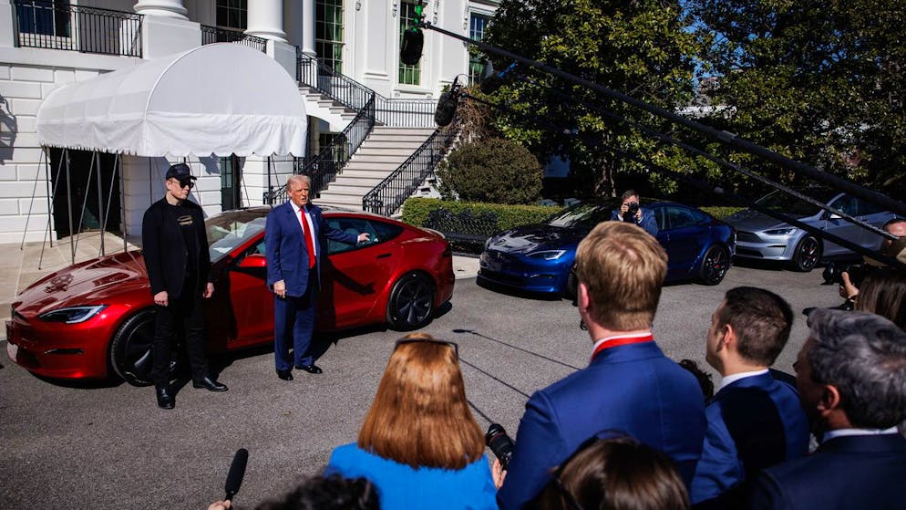 US-Präsident Donald Trump und Elon Musk vor dem Weissen Haus.