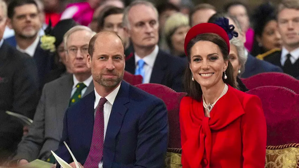 Nuovo look. La principessa Kate e il fiocco: un messaggio di stile e rinnovamento