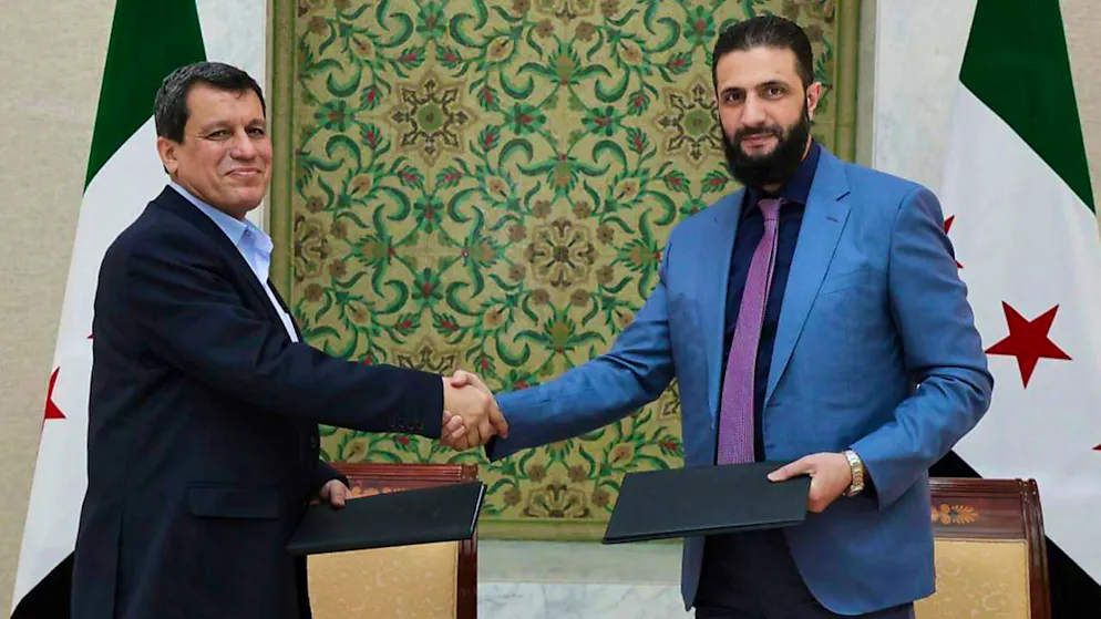 dpatopbilder - HANDOUT - Der syrische Präsident der Übergangsregierung, Ahmed al-Scharaa (r) und Maslum Abdi, der SDF-Oberkommandeur, geben sich die Hand. Foto: -/SANA/dpa - ACHTUNG: Nur zur redaktionellen Verwendung und nur mit vollständiger Nennung des vorstehenden Credits
