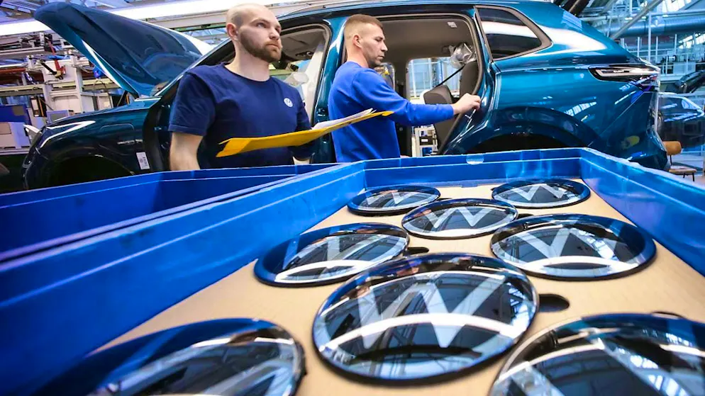 The VW Group's income from China is no longer as abundant as it used to be. And the costs of restructuring the company are also weighing on earnings. (symbolic image)