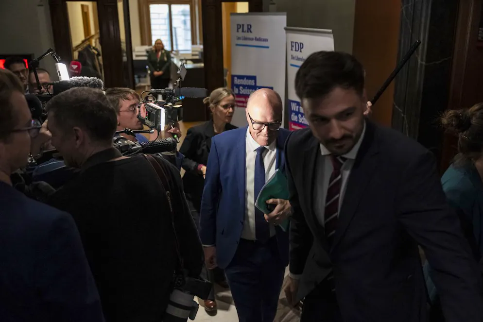 Hearing-Marathon vor einer Woche: Martin Pfister auf dem Weg von der Anhörung der FDP zu derjenigen der SVP.