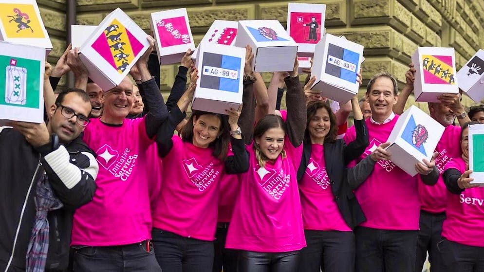 The initiators for a service citoyen submitting their signatures in October 2023. (archive photo)