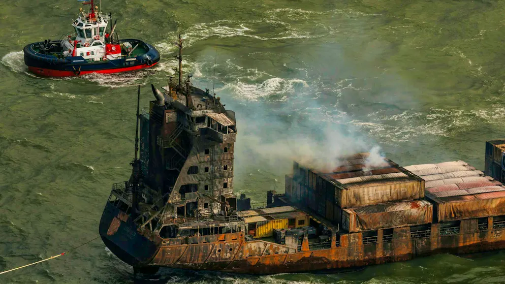 Captain arrested after shipwreck in North Sea - Gallery. Smoke on the cargo ship "Solong". 