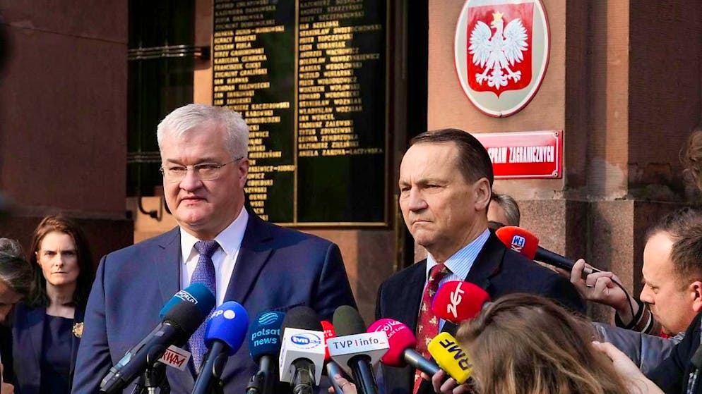 Ukrainian Foreign Minister Andrij Sybiha (l) and Polish Foreign Minister Radek Sikorski speak during a press conference. Photo: Czarek Sokolowski/AP/dpa
