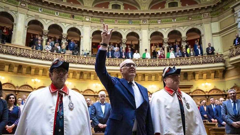 The newly elected centrist Federal Councillor Martin Pfister takes the oath of office in Parliament. It is now clear that he will head the Department of Defense, Civil Protection and Sport.