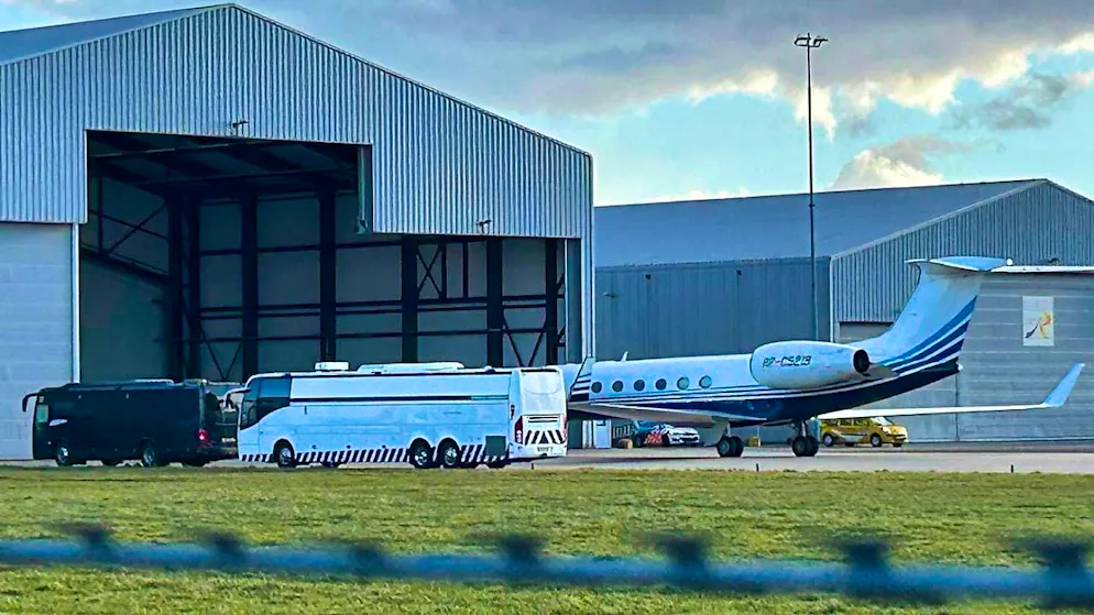 An airplane believed to have transported former Philippine President Duterte stands next to a bus at Rotterdam The Hague Airport. Photo: Mark Carlson/AP/dpa