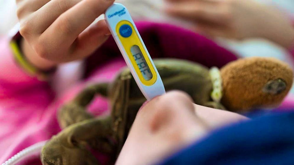 The severe inflammatory reaction Pims (Pediatric Inflammatory Multisystem Syndrome) is accompanied by high fever. (symbolic image)