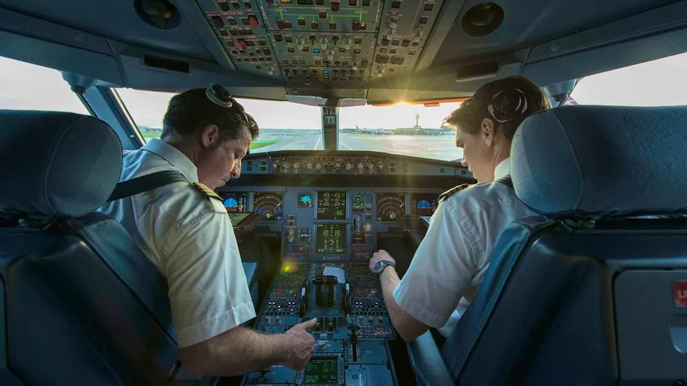 Röstigraben in the Swiss cockpit? German and English are required for Swiss pilots, which puts candidates from French-speaking Switzerland and Ticino at a disadvantage, complains an insider. (theme picture)