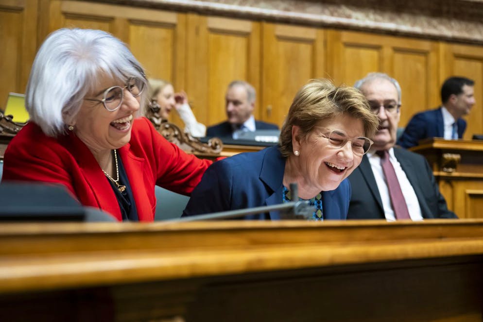 L'elezione del nuovo membro del Consiglio federale del 12 marzo 2025. La Consigliera federale Elisabeth Baume-Schneider, a sinistra, e la Consigliera federale uscente Viola Amherd, al centro, ridono insieme al Consigliere federale Guy Parmelin, a destra, poco prima che l'Assemblea federale unitaria elegga il sostituto del Consiglio federale. Alla fine del suo discorso d'addio Amherd non riuscirà a trattenere le lacrime.