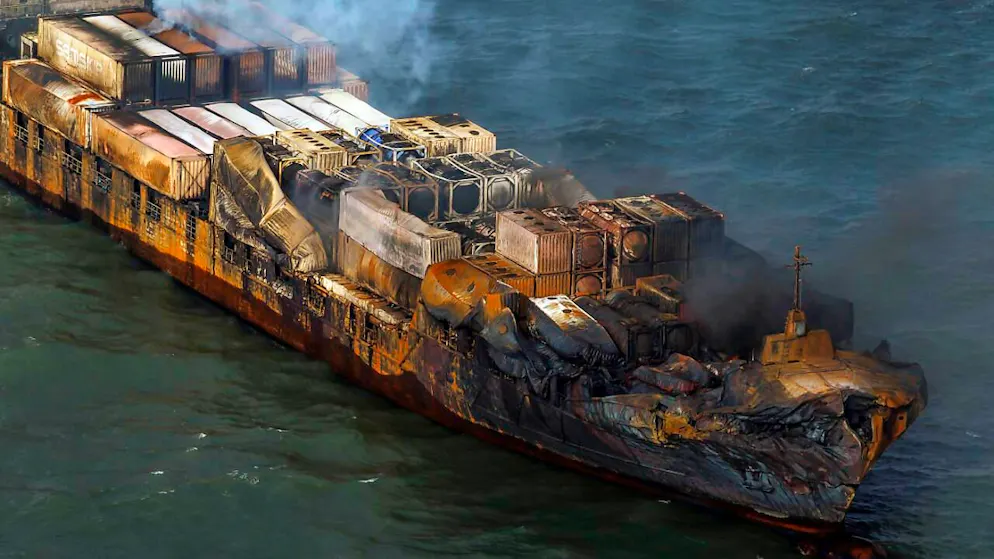 Rauchschwaden vom Frachtschiff MV Solong in der Nordsee vor der Küste Yorkshires in England. Foto: Dan Kitwood/getty pool/AP/dpa