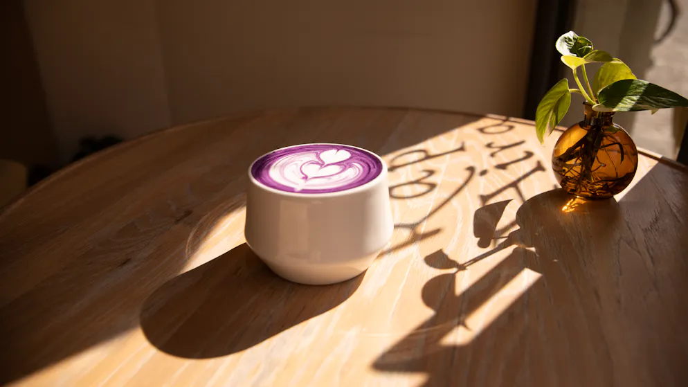 Im Papa Oro's gibts lilafarbenen Cappuccino. 