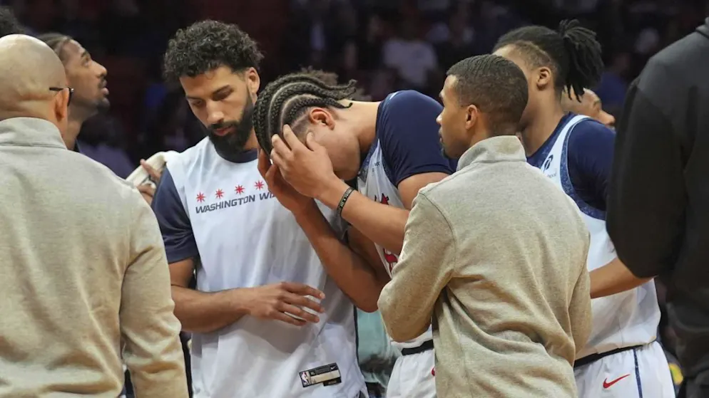 Kyshawn George (Mitte) sorgte mit einem Schubser gegen Detroits Star Cade Cunningham dafür, dass die Partie der Wizards gegen die Detroit Pistons hektisch geführt wurde