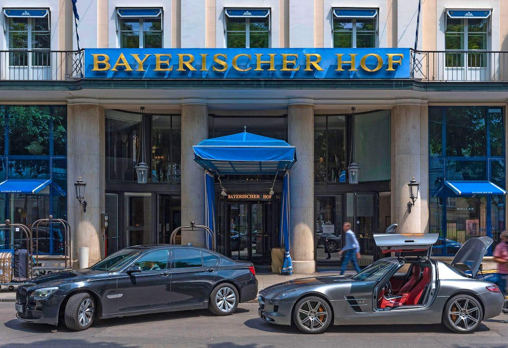 Luxusautos vor dem Luxushotel Bayerischer Hof in München (Symbolbild)