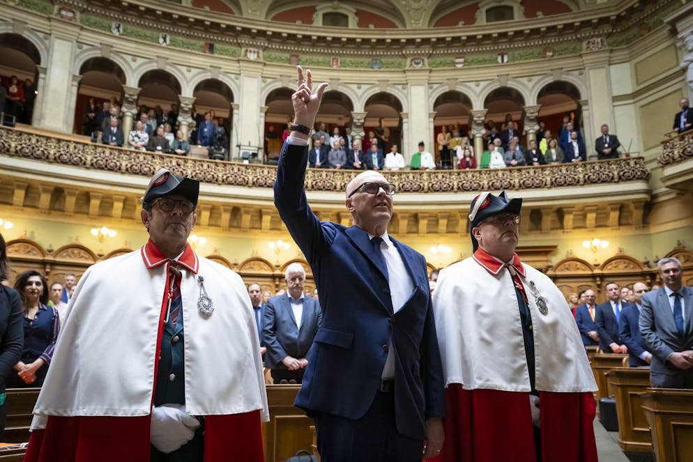 L'elezione del nuovo membro del Consiglio federale del 12 marzo 2025. Il neoeletto Consigliere federale Martin Pfister, al centro, presta giuramento dopo l'elezione al Consiglio federale da parte dell'Assemblea federale unitaria, nella sala del Consiglio nazionale a Berna, mercoledì 12 marzo 2025.