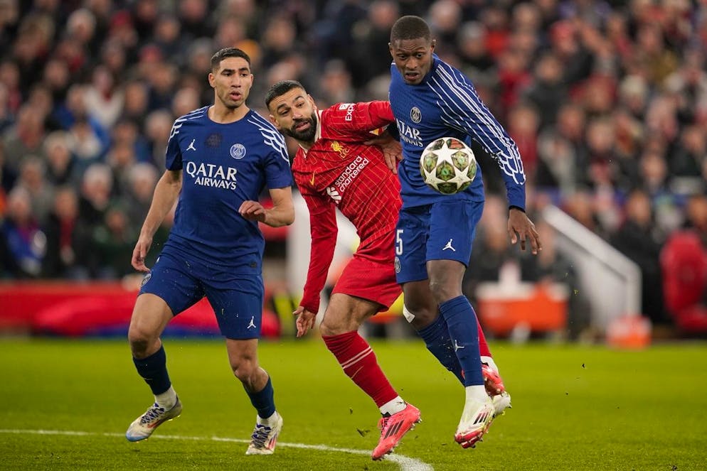 Mohamed Salah von der PSG-Defensive um Nuno Mendes und Achraf Hakimi abgemeldet.