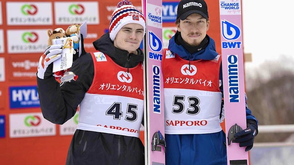 The Norwegian ski jumpers Marius Lindvik (left) and Johann André Forfang are no longer allowed to take part in the World Cup for the time being
