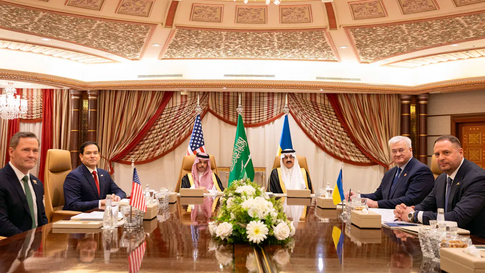 Gespräche zwischen der Ukraine und USA – nicht etwa in Washington, sondern in Saudi-Arabien: Mike Waltz, Nationaler Sicherheitsberater der USA, US-Aussenminister Marco Rubio, der saudische Aussenminister Faisal bin Farhan, der saudische Nationale Sicherheitsberater Mosaad bin Mohammad al-Aiban, der ukrainische Aussenminister Andrij Sybiha und der Chef des ukrainischen Präsidentenbüros, Andrij Jermak (v.l.n.r.).  Nicht im Bild zu sehen, aber ebenfalls dabei: Der ukrainische Verteidigungsminister Rustem Umerovto.