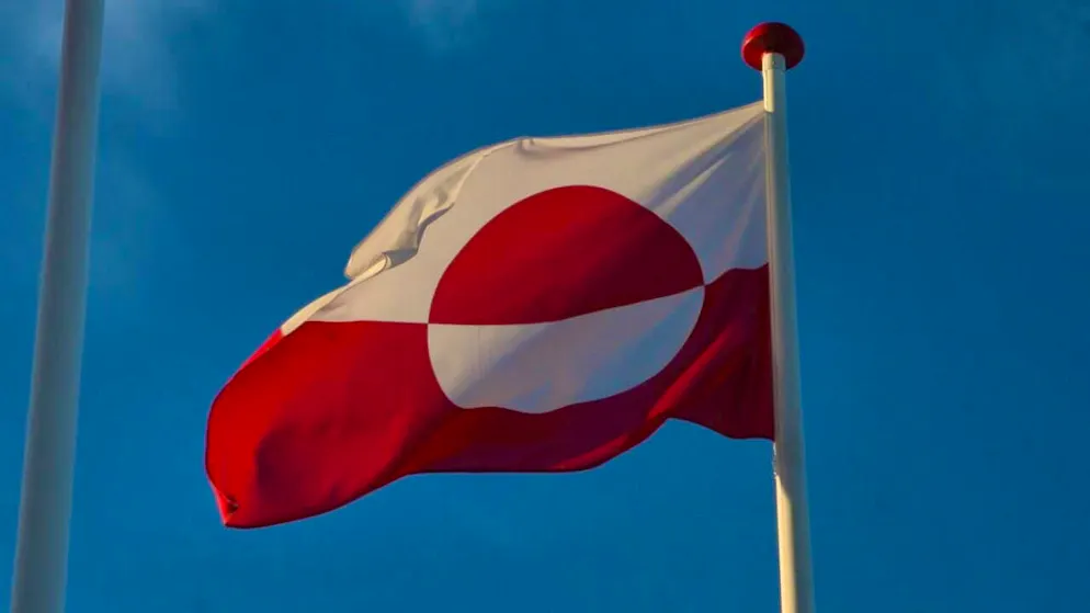 ARCHIVE - A Greenlandic flag flies in front of the island's parliament, the Inatsisartut. Photo: Steffen Trumpf/dpa