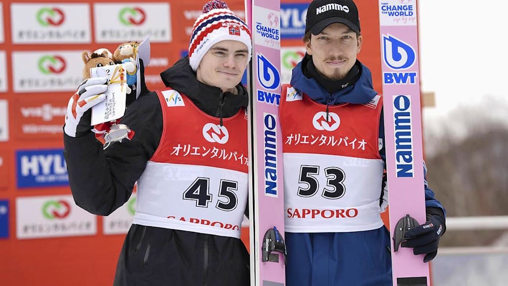 Die norwegischen Skispringer Marius Lindvik (links) und Johann André Forfang dürfen vorerst nicht mehr am Weltcup teilnehmen