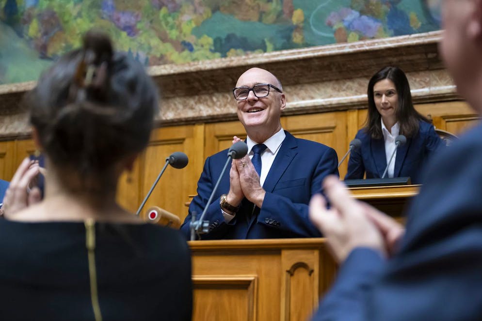 L'elezione del nuovo membro del Consiglio federale del 12 marzo 2025. Il neoeletto Consigliere federale Martin Pfister riceve un applauso dopo il suo discorso durante l'elezione del suo sostituto in Consiglio federale da parte dell'Assemblea federale unitaria.