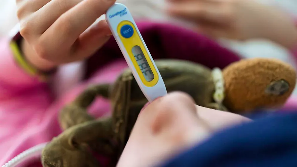 Die schwere Entzündungsreaktion Pims (Pediatric Inflammatory Multisystem Syndrome) geht mit hohem Fieber einher. (Symboldbild)
