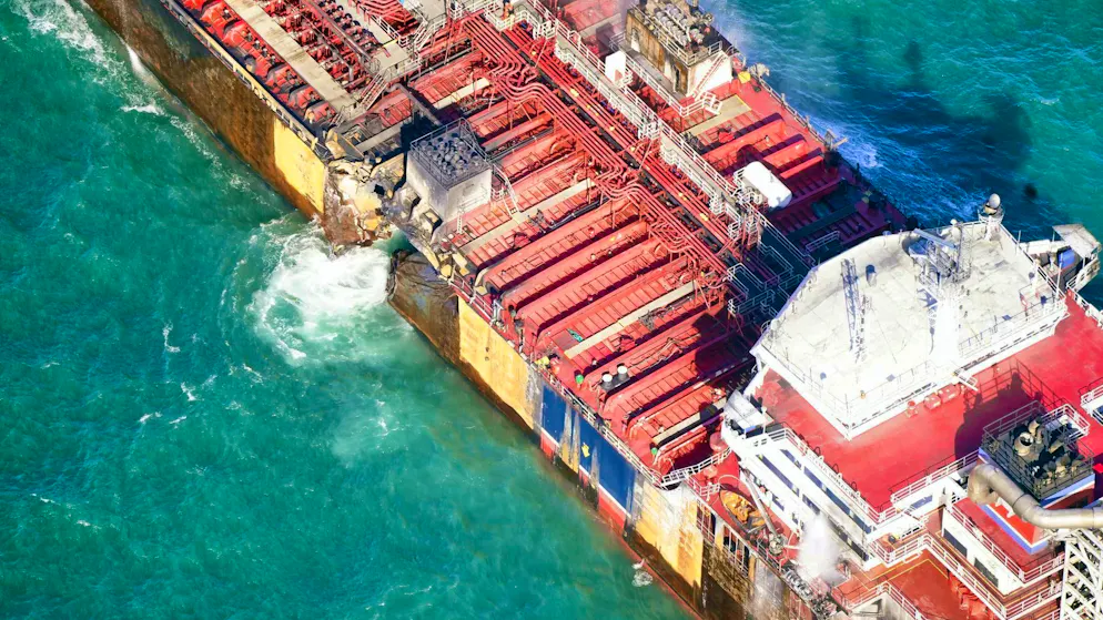 Captain arrested after shipwreck in North Sea - Gallery. The "Stena Immaculate" shows clear signs of damage.