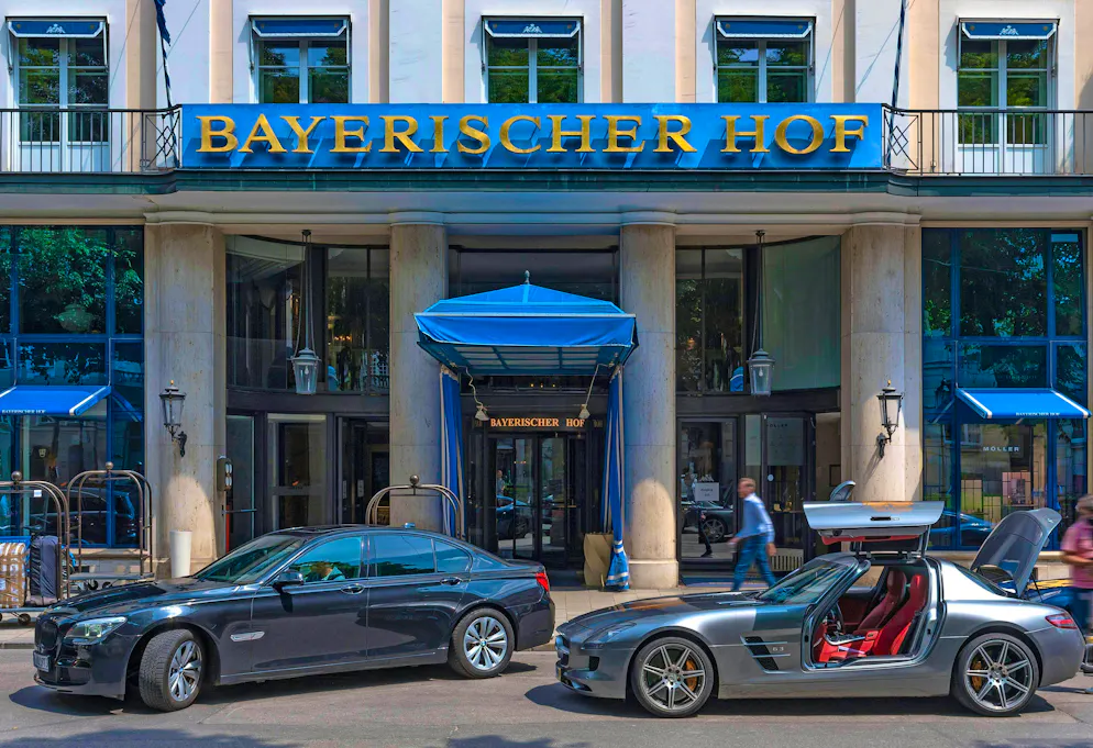 Luxury cars in front of the luxury hotel Bayerischer Hof in Munich (symbolic image)