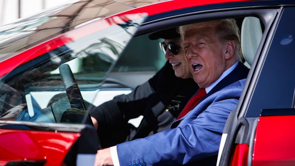 Fährt selber nicht Auto und war lange gegen E-Autos, aber für Elon Musk macht er die Auffahrt vor dem Weissen Haus zur Auto-Verkaufsshow: US-Präsident Donald Trump am 11. März 2025 am Steuer eines Teslas – mit seinem Spezialberater und Tesla-CEO Musk auf dem Beifahrersitz.