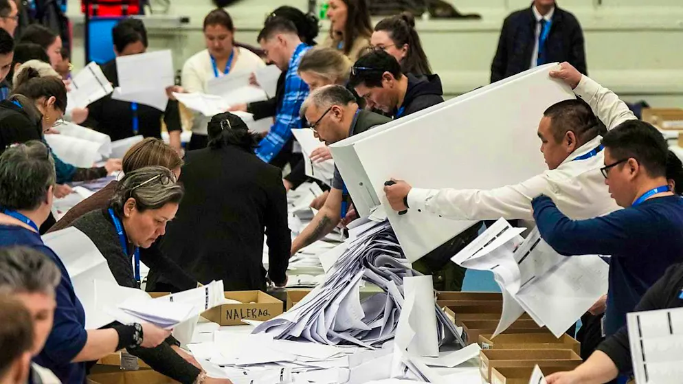 Election workers prepare to count the votes during the parliamentary elections. Photo: Evgeniy Maloletka/AP/dpa