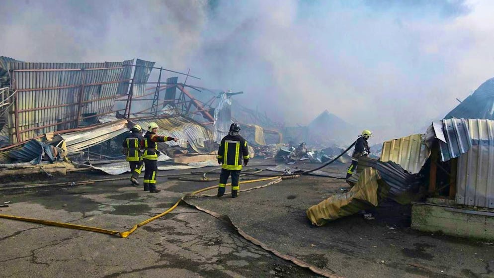 Firefighters extinguish the fire after a Russian drone attack on warehouses. Photo: Michael Shtekel/AP/dpa