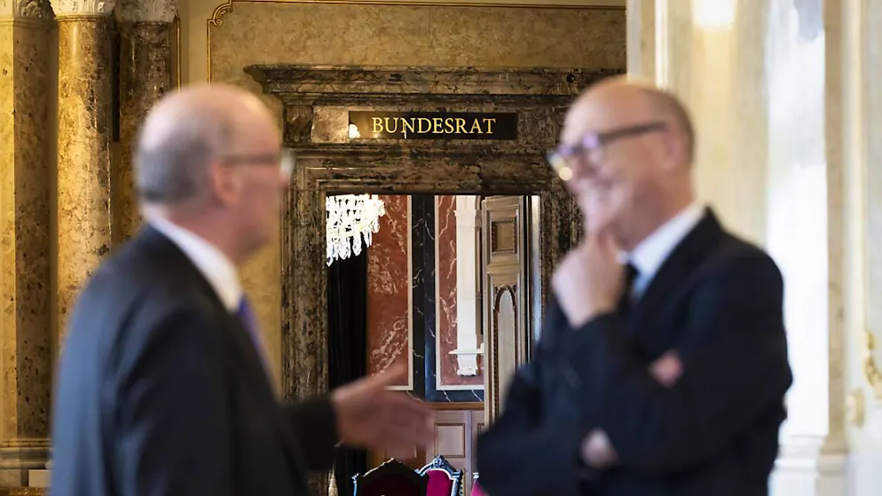 Martin Pfister oder Markus Ritter? Parlamentsmitglieder treffen in der Stunde vor dem Beginn der Bundesratswahl letzte Absprachen.