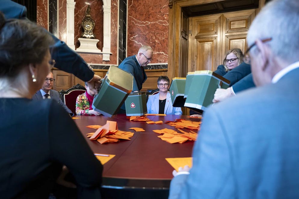 L'elezione del nuovo membro del Consiglio federale del 12 marzo 2025. La conta dei primi voti. Ci sarà un secondo turno.