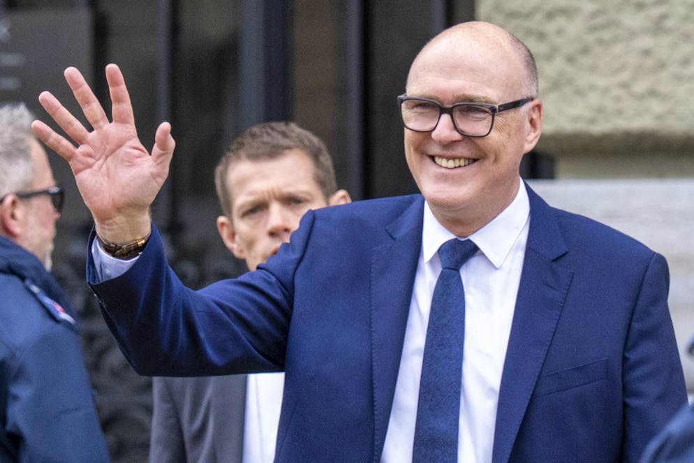 L'elezione del nuovo membro del Consiglio federale del 12 marzo 2025. Martin Pfister esce da Palazzo federale per salutare gli amici e i supporter.