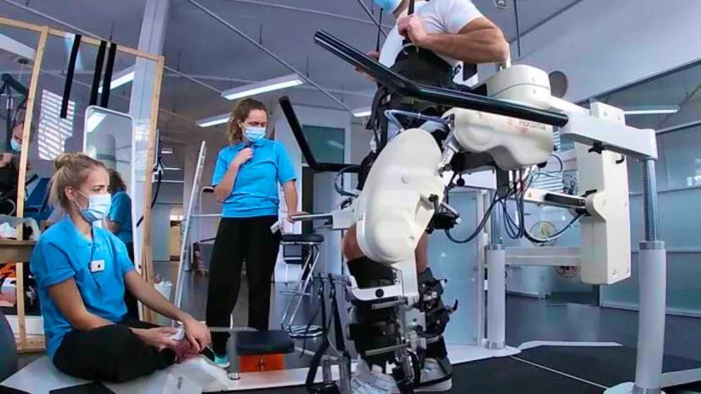 The new technology, which combines neuroprosthesis and robotics, makes the rehabilitation of people with a spinal cord injury more efficient.