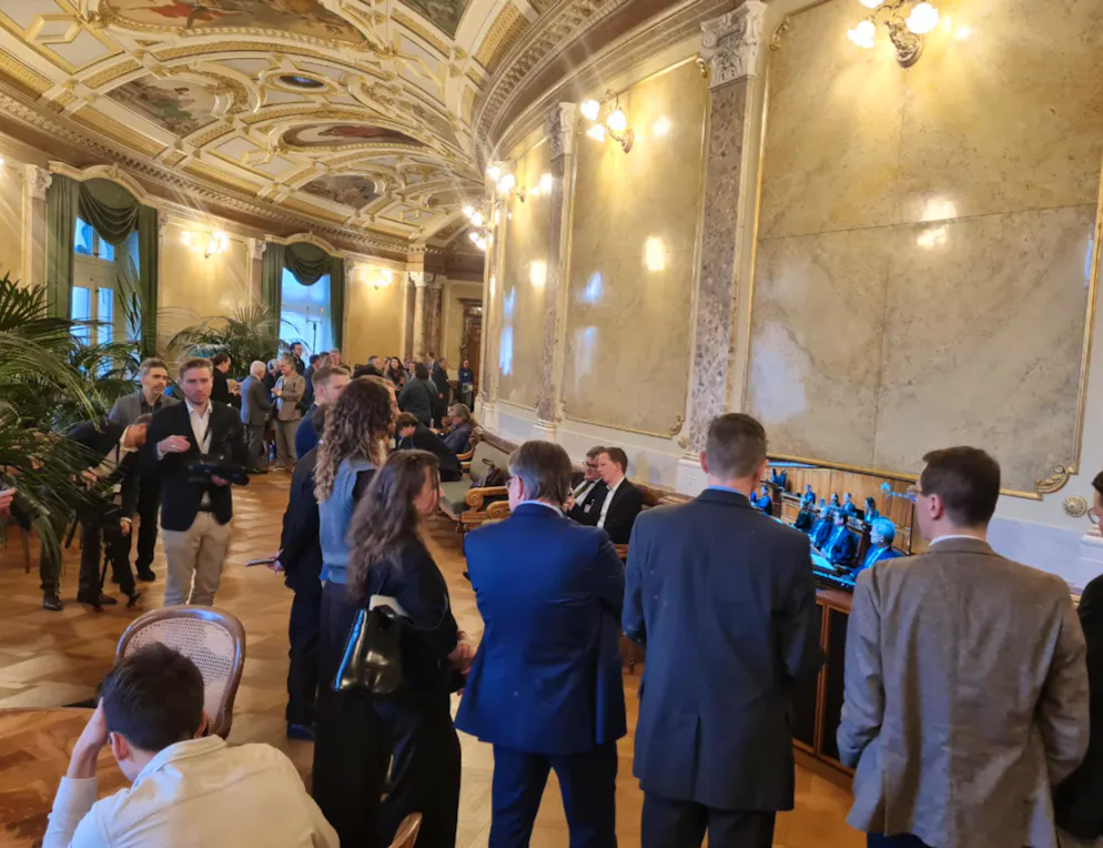 In der Wandelhalle verfolgen die Journalisten die Verabschiedung von Amherd auf mehreren Bildschirmen.
