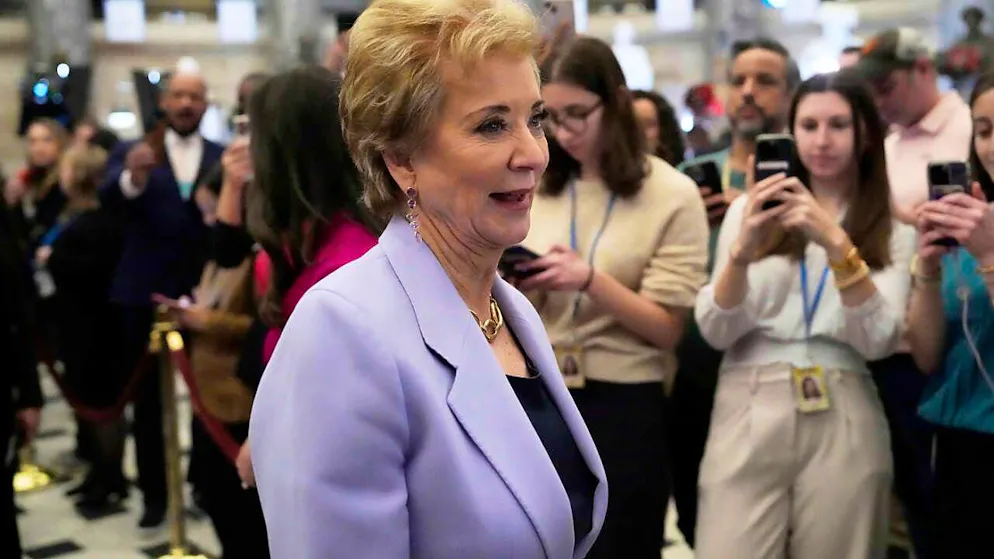 ARCHIV - US-Bildungsministerin Linda McMahon trifft ein, bevor US-Präsident Trump vor einer gemeinsamen Sitzung des Kongresses im Kapitol spricht. Foto: Ben Curtis/AP/dpa